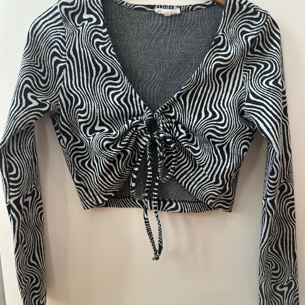 Black and White Patterned Women's Top